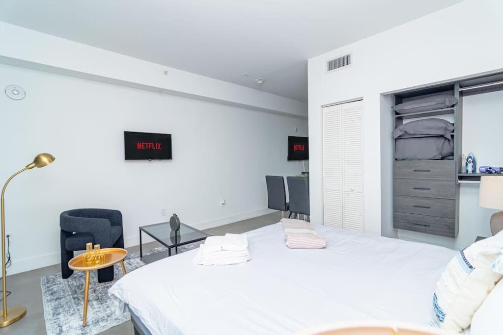 Apartment King Bed Brand New Oasis Minutes To Brickell